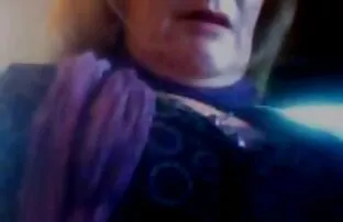 XXX Ragazza di fare la pipì nel bosco donne mature scopano giovani ragazzi