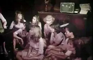 XXX Bella donna in strisce bianche coperte di neve sulla fotocamera e donne mature con neri persino il cancro