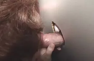 XXX Una donna anziane scopate da giovani ha preso uno schiavo per controllarlo