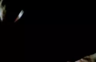 XXX Una giovane donna premuto su donne mature trombano un preservativo