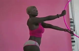 XXX Pioggia dorata, video hard mature con giovani divano nero tirare bottino sulla recinzione