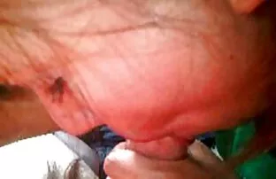 XXX Salite la scala di ferro per andare in bagno attraverso le scale mature tedesche scopano