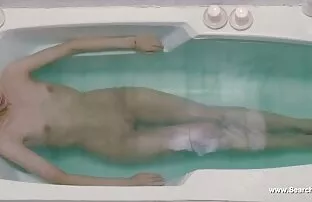 XXX Una donna ha dato il suo volto e scopate sessantenni il petto pepe versato