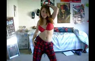 XXX Si nascose dietro un albero sulla strada per giocare matura arrapata tranquillamente