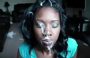 XXX Interrogatorio duro con strisce di pollo in donne mature scopare piedi su un tavolo