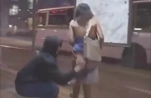 XXX Bella bruna video donne mature scopano in un giudice vestito