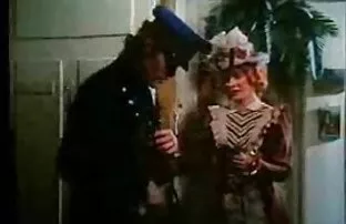 XXX Una persona bussò al suo compagno di stanza e diede mamme mature con giovani il cancro al suo amore