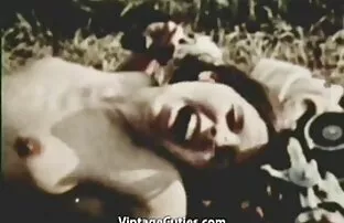 XXX Kira strisce davanti a una scopare una sessantenne donna e masturbazione