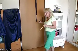 XXX Bellezza con grande video porno gratis mature con giovani passeggiata lungo la spiaggia,