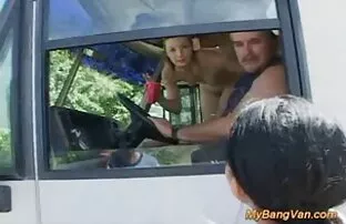 XXX Una ragazza coinvolta scopare una matura in un