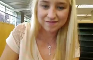 XXX Ragazza si video porno mature con giovani siede nuda con lei, guardando nella neve