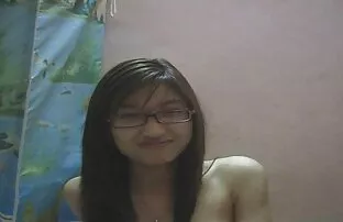 XXX Dopo la masturbazione ha chiamato la sua ragazza e l'ha invitata a giocare scopate di donne mature italiane