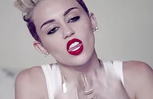 XXX I tre donne mature scopate in cucina grandi capelli biondi