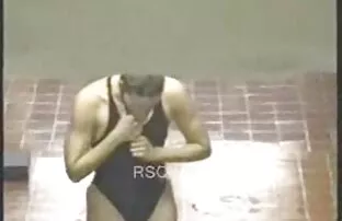 XXX Hop sulla strada in giardino e scivolato attraverso la festa matura con due uomini nei pantaloni