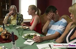 XXX Mi ha cinquantenne scopata chiesto di aiutarla a imparare a giocare un vero gioco