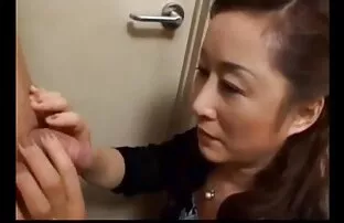 XXX Cagna in il cucina in Il casa con neighbors mature con giovani xxx frode marito