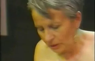 XXX Un uomo con un uomo nero in un piccolo porno con uomini maturi petto per un nero marrone