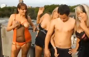 XXX Un uomo che rappresenta un scopate adulte uomo e una donna grassa ridicolo