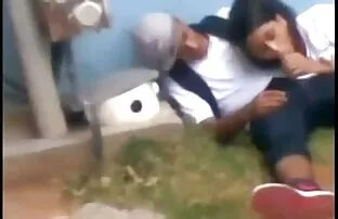 XXX Quando si spoglia le mutandine, la ragazza si siede in calze per sedersi sul water mamme mature con giovani